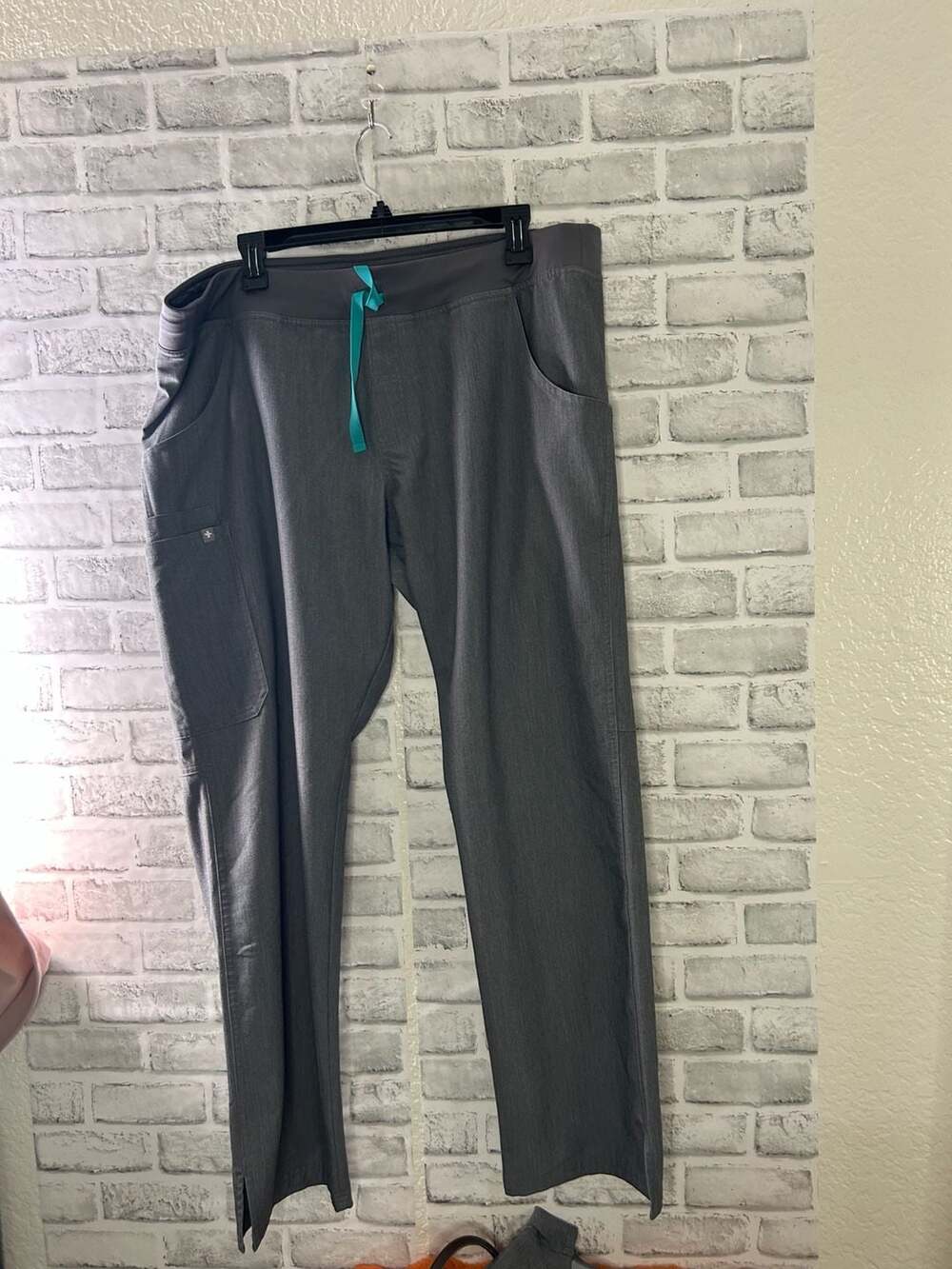 FIGS Technical Collection Gray Scrub Top and Pants Set - Picture 4 of 5